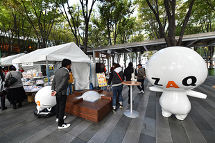 大会プレゼンティングスポンサーのJ:COMブースには人気キャラクター「ざっくぅ」が登場！