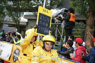 ツール・ド・フランス本大会でもおなじみの先導バイク「アルドワジエ」は、オートバイでコース上を行き来しつつ、レース中の選手たちに、様々な情報を黒板に書いて伝達