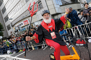 本場ツール・ド・フランスの沿道の人気者「悪魔おじさん」もコミュニティサイクルに乗って登場