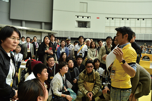 限定50口の個人プラチナサポーターには、選手ピットエリアのバックヤードを見学できる貴重なツアーを実施。自転車プロロードレーサー兼監督の宮澤崇史氏をコーディネーターとして迎えてご案内