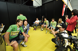 オフィシャルサポーターズの個人プラチナサポーターの方はピットエリアで選手達と写真撮影