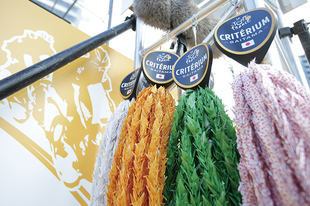 「鶴 de France」企画として集められた千羽鶴はツール・ド・フランス本大会でフランスを周り、さいたまに戻ってきた