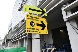 コース上に掲げられたサインボードもツール・ド・フランスの本大会で使用されている本物を使用