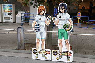 アニメ「弱虫ペダル」の等身大パネルが来場の記念撮影用に会場に設置