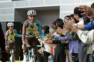 オフィシャルサポーターズの個人プラチナサポーターの方のみの特典、「選手とのハイタッチ体験」