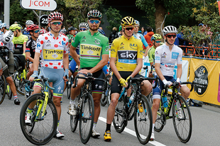 ツール・ド・フランス2016の4賞ジャージ獲得選手ら、豪華な顔ぶれが勢揃いした（左からラファル・マイカ選手、ペーター・サガン選手、クリス・フルーム選手、アダム・イェーツ選手）