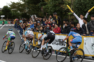 沿道には多くの観客が集まり、選手達に声援を送った