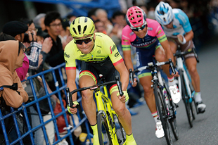 海外でも活躍する日本人選手、別府史之選手と新城幸也選手が飛び出すと、沿道は大いに盛り上がった