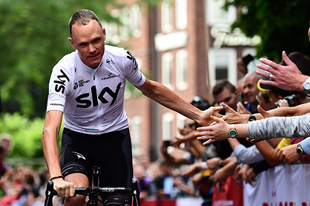 いよいよはじまる「2017 ツール・ド・フランス」！写真は大会に先がけて行われたチームプレゼンテーション終了後、沿道のファンの声援に応えるクリス・フルーム選手。