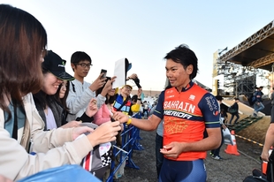 詰めかけたファンに対し、サインで応じる新城幸也選手。