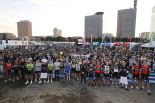 大会5年目にして初めて一般公開された交流会。様々な日本文化を体験した海外選手達は、ファンの皆様と一緒に記念撮影。