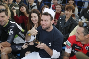 うなぎの蒲焼を試食し、満足した表情を浮かべるマーク・カヴェンディッシュ選手。