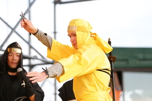 ツール・ド・フランス４度の総合優勝を誇るクリス・フルーム選手は忍者に扮し、手裏剣投げに挑戦。