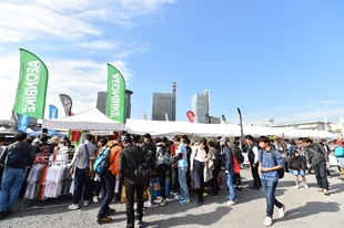 サイクルウエアや自転車パーツの販売ブースには多くの人が集まった。