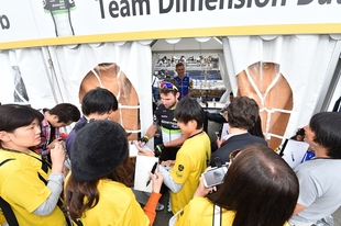 オフィシャルサポーターズの個人プラチナサポーターが、レース前のピットを訪問し選手と交流。