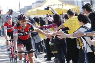 オフィシャルサポーターズの皆さんとハイタッチを交わす、フレフ・ヴァンアーヴェルマート選手。