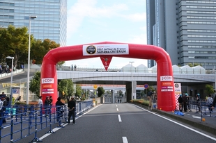 ゴールまで残り1kmであることを示す「フラムルージュ」。