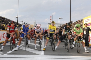 豪華選手がずらりと並んだメインレースのスタートライン。