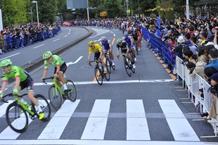 沿道には多くのファンが駆け付け、選手たちに熱い声援を送った。