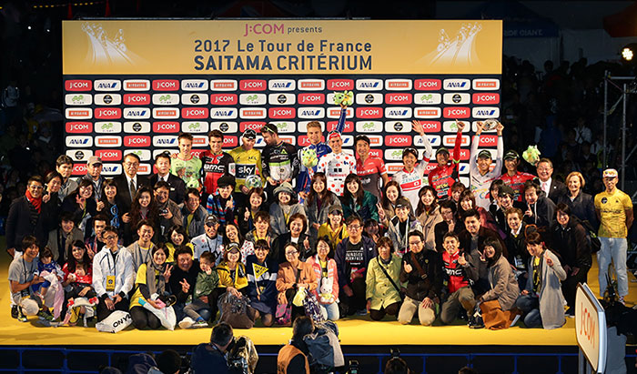 クリテリウム表彰選手と集合写真